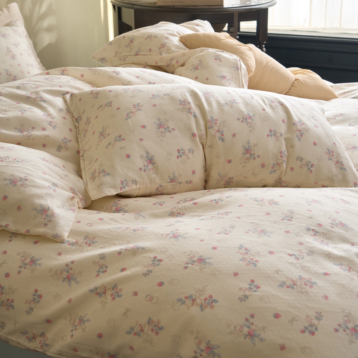 91家纺网 家纺一手货源 找家纺 洋铭区（原狠狠爱） 2026春季新款简约全棉 无边双层纱 四件套系列 蓝莓粉兔