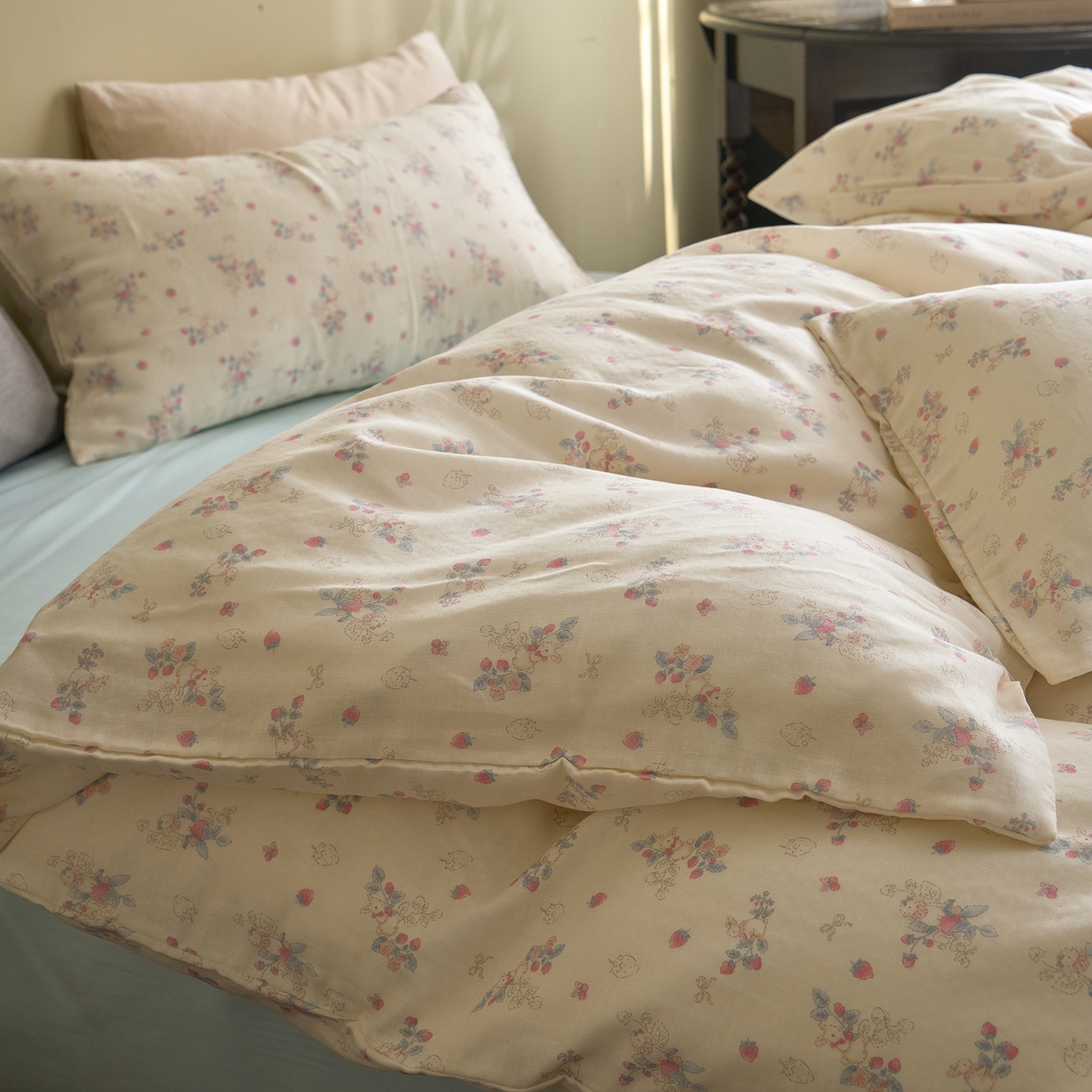 91家纺网 家纺一手货源 找家纺 洋铭区（原狠狠爱） 2026春季新款简约全棉 无边双层纱 四件套系列 蓝莓粉兔