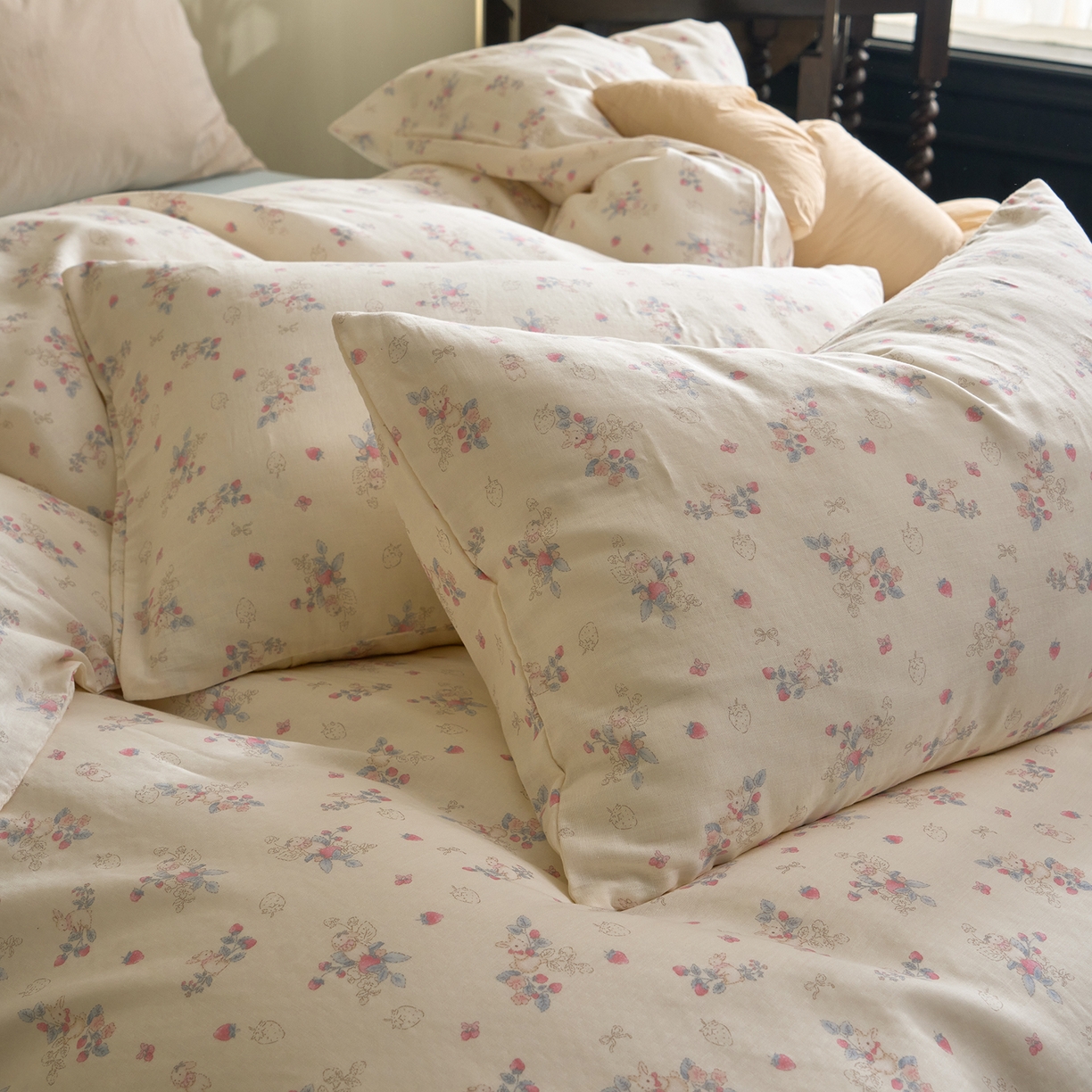 91家纺网 家纺一手货源 找家纺 洋铭区（原狠狠爱） 2026春季新款简约全棉 无边双层纱 四件套系列 蓝莓粉兔