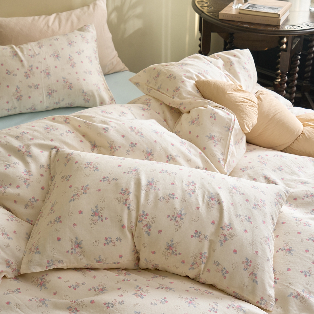 91家纺网 家纺一手货源 找家纺 洋铭区（原狠狠爱） 2026春季新款简约全棉 无边双层纱 四件套系列 蓝莓粉兔