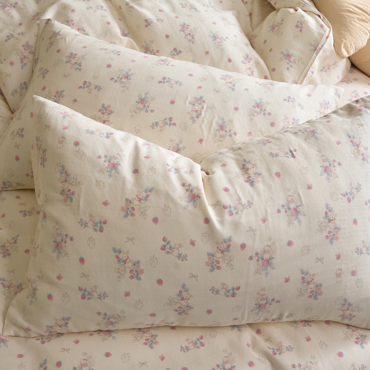 91家纺网 家纺一手货源 找家纺 洋铭区（原狠狠爱） 2026春季新款简约全棉 无边双层纱 四件套系列 蓝莓粉兔