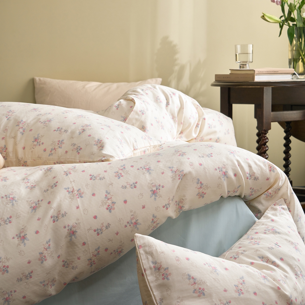 91家纺网 家纺一手货源 找家纺 洋铭区（原狠狠爱） 2026春季新款简约全棉 无边双层纱 四件套系列 蓝莓粉兔