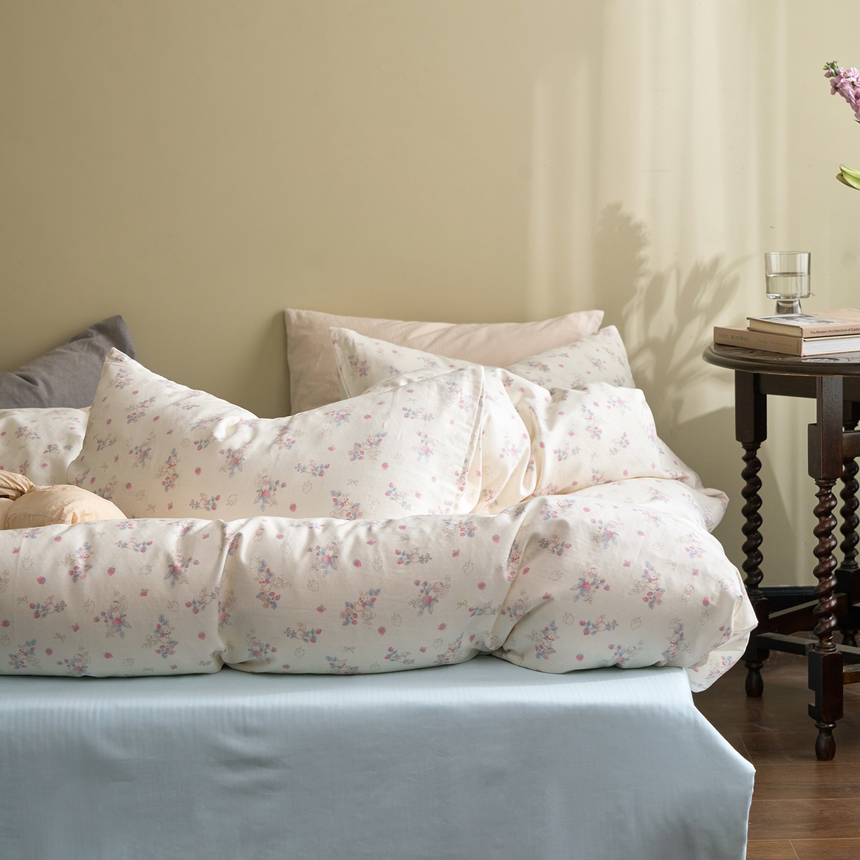 91家纺网 家纺一手货源 找家纺 洋铭区（原狠狠爱） 2026春季新款简约全棉 无边双层纱 四件套系列 蓝莓粉兔