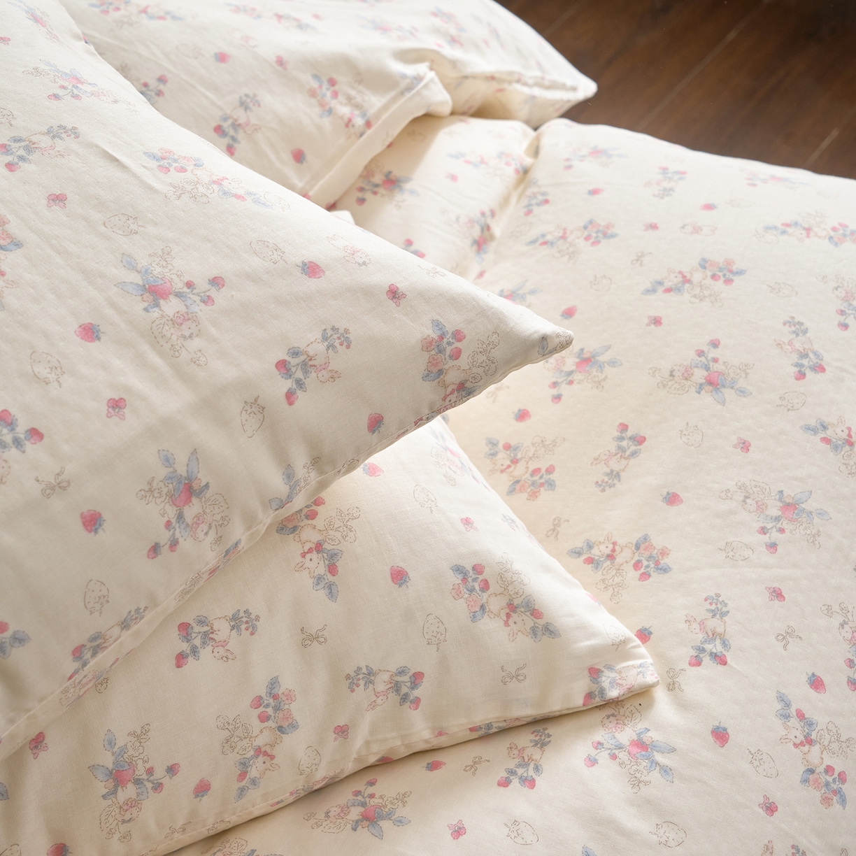 91家纺网 家纺一手货源 找家纺 洋铭区（原狠狠爱） 2026春季新款简约全棉 无边双层纱 四件套系列 蓝莓粉兔