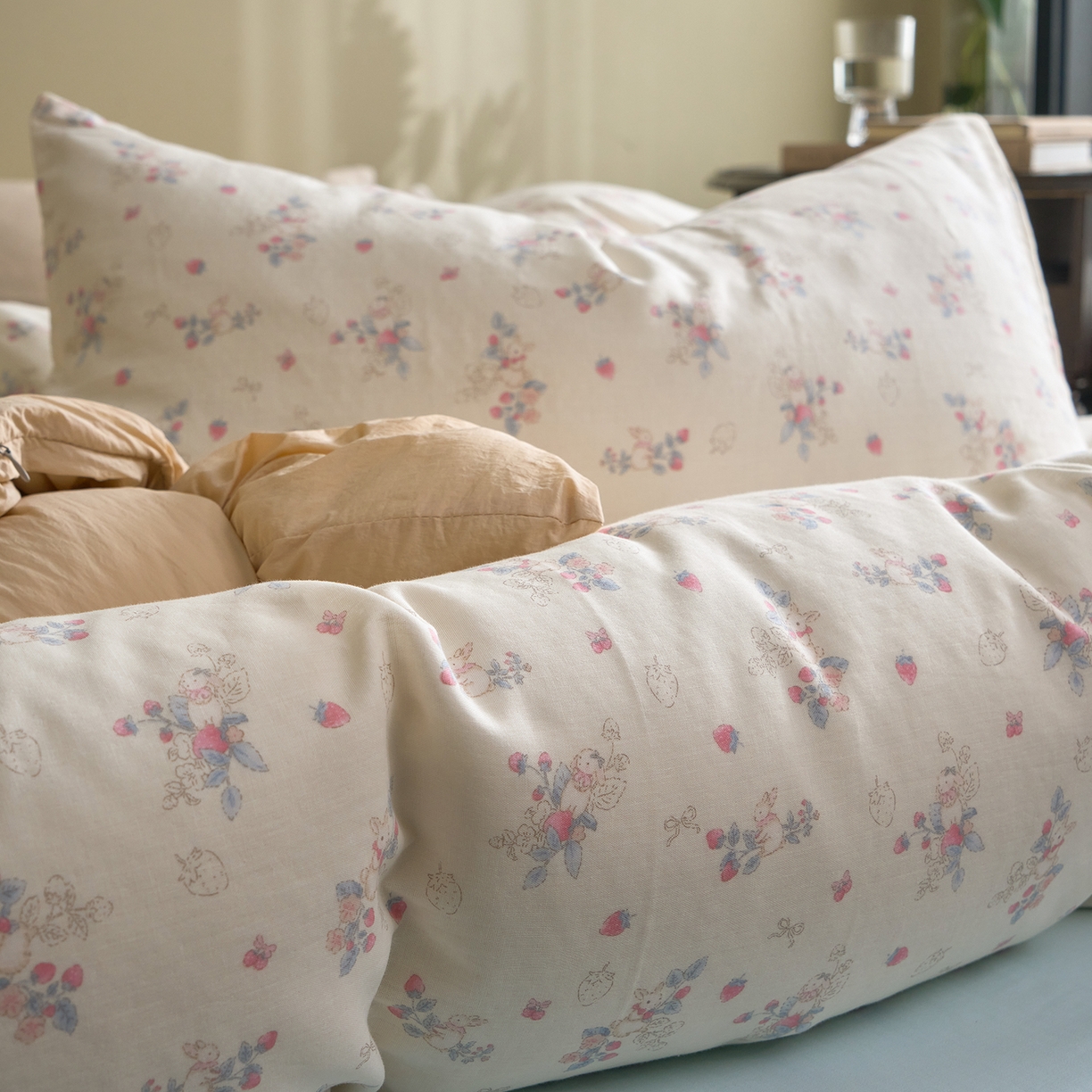 91家纺网 家纺一手货源 找家纺 洋铭区（原狠狠爱） 2026春季新款简约全棉 无边双层纱 四件套系列 蓝莓粉兔