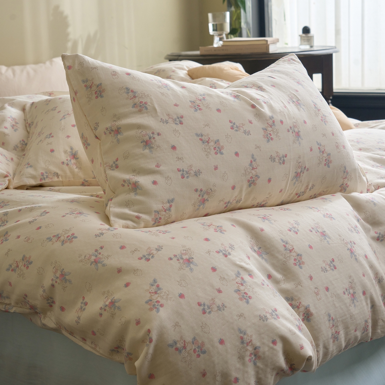 91家纺网 家纺一手货源 找家纺 洋铭区（原狠狠爱） 2026春季新款简约全棉 无边双层纱 四件套系列 蓝莓粉兔