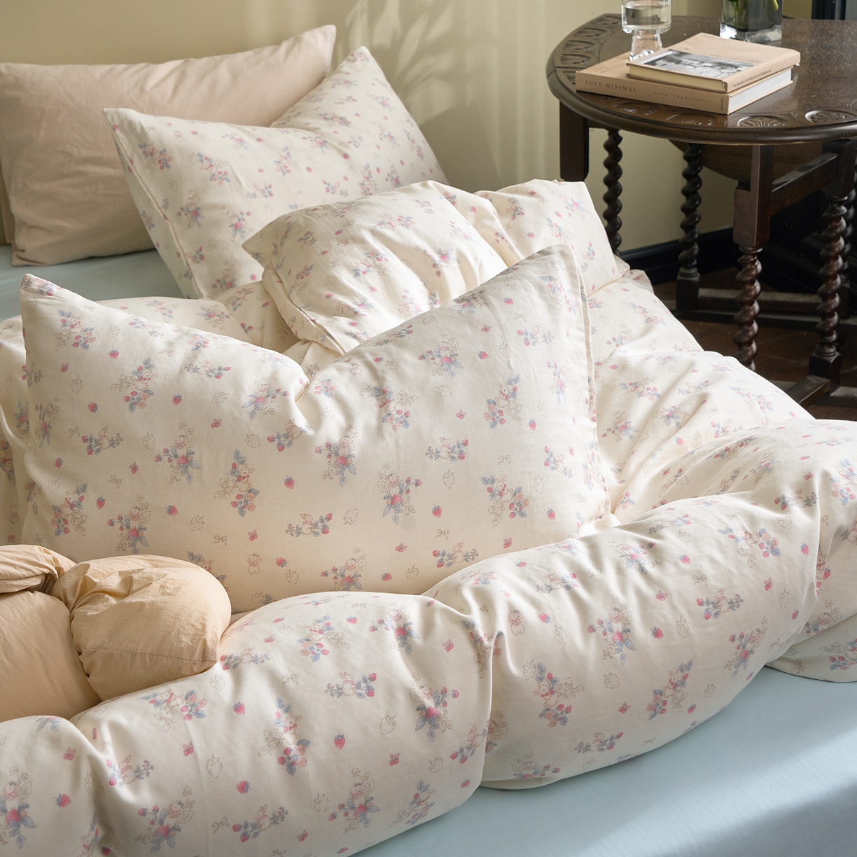 91家纺网 家纺一手货源 找家纺 洋铭区（原狠狠爱） 2026春季新款简约全棉 无边双层纱 四件套系列 蓝莓粉兔