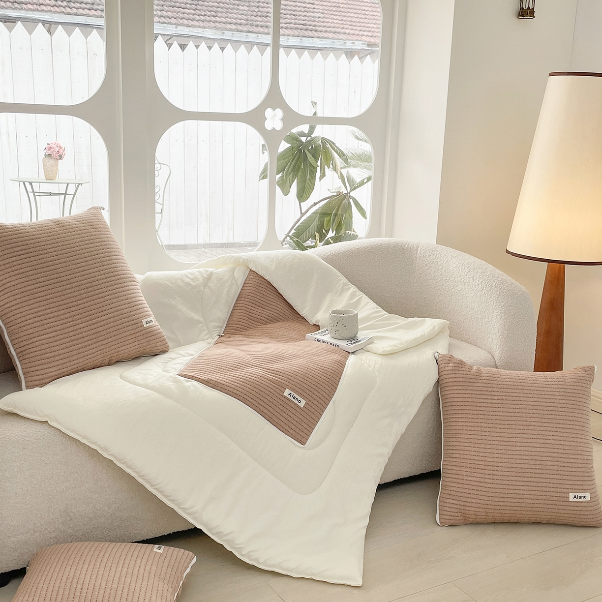 91家纺网 家纺一手货源 找家纺 番茄+ 2026新款春夏色织全棉极简主义抱枕被 深咖