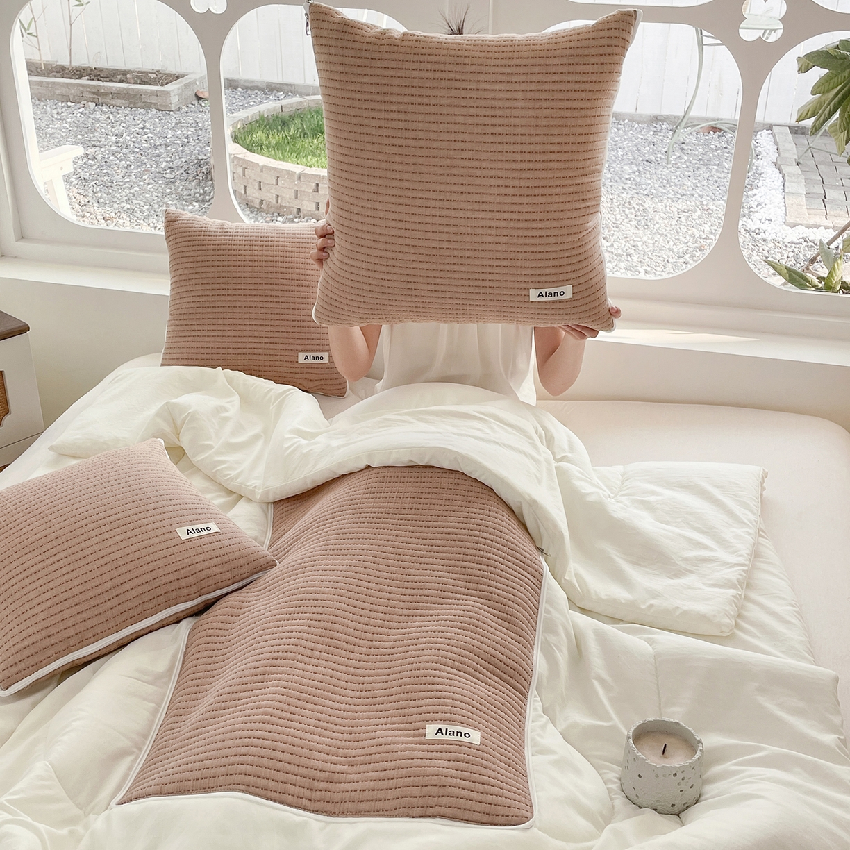 91家纺网 家纺一手货源 找家纺 番茄+ 2026新款春夏色织全棉极简主义抱枕被 深咖