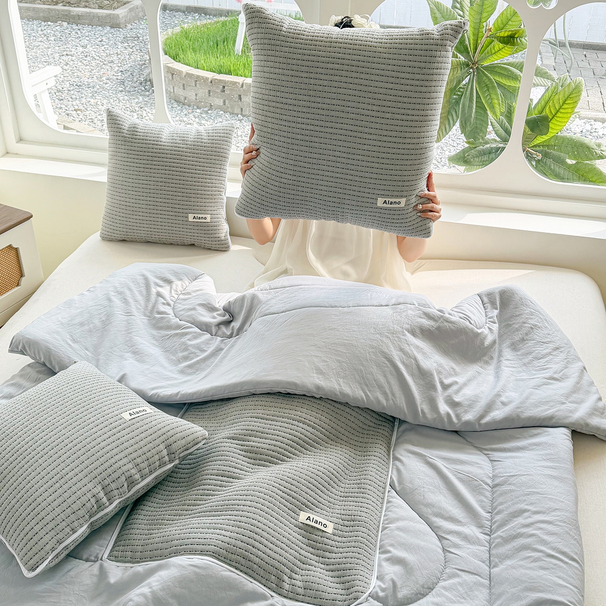 91家纺网 家纺一手货源 找家纺 番茄+ 2026新款春夏色织全棉极简主义抱枕被 莫兰迪灰