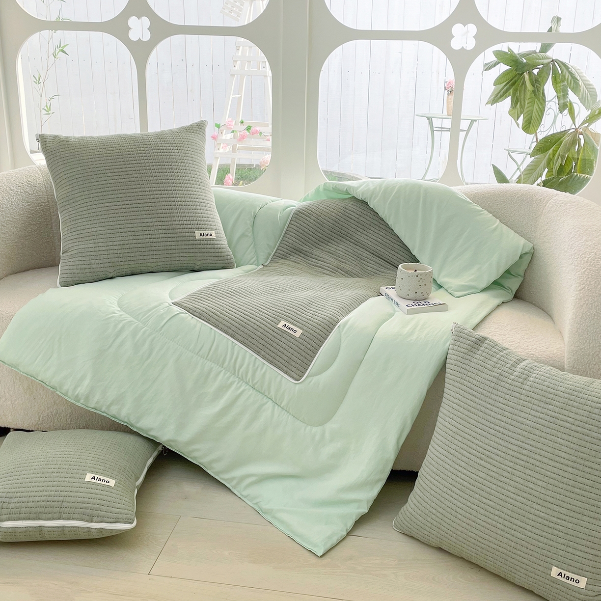 91家纺网 家纺一手货源 找家纺 番茄+ 2026新款春夏色织全棉极简主义抱枕被 鼠尾草绿