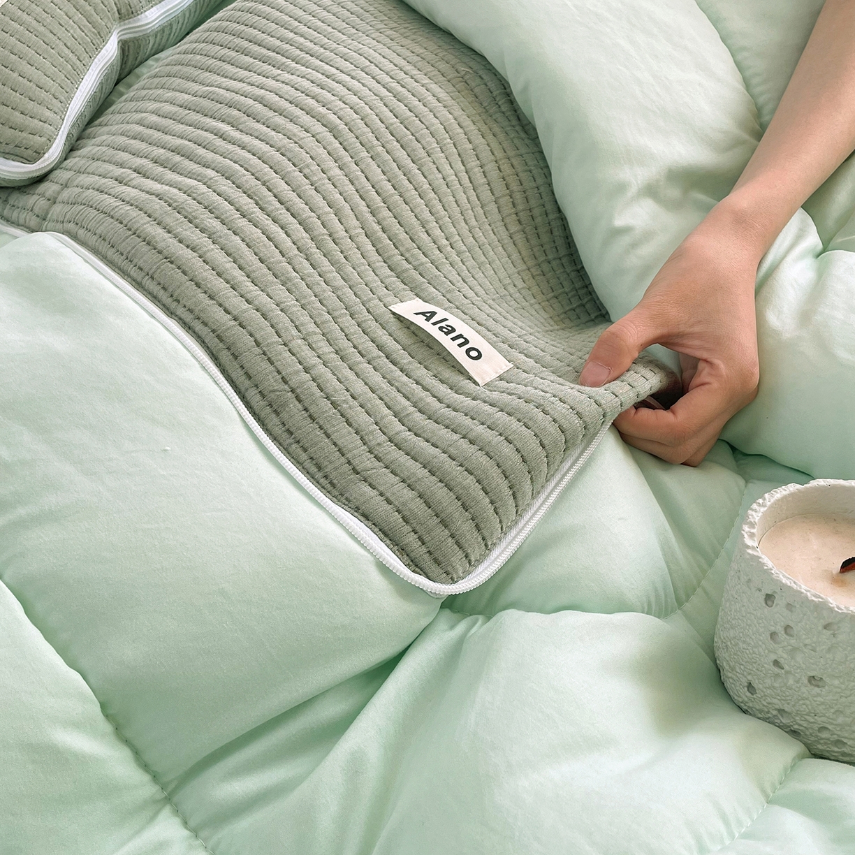 91家纺网 家纺一手货源 找家纺 番茄+ 2026新款春夏色织全棉极简主义抱枕被 鼠尾草绿