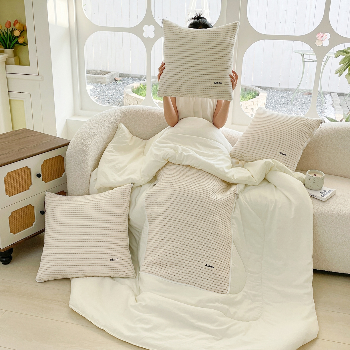 91家纺网 家纺一手货源 找家纺 番茄+ 2026新款春夏色织全棉极简主义抱枕被 冰淇淋色