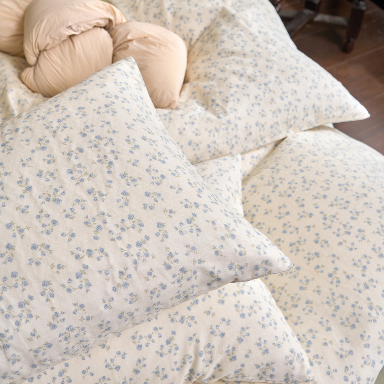 91家纺网 家纺一手货源 找家纺 洋铭区（原狠狠爱） 2026春季新款简约全棉 无边双层纱 四件套系列 迷你小兰花