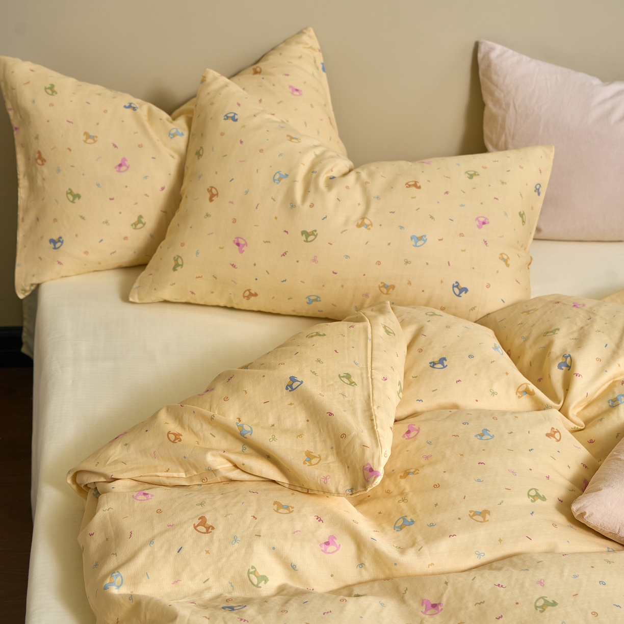 91家纺网 家纺一手货源 找家纺 洋铭区（原狠狠爱） 2026春季新款简约全棉 无边双层纱 四件套系列 魔法小马