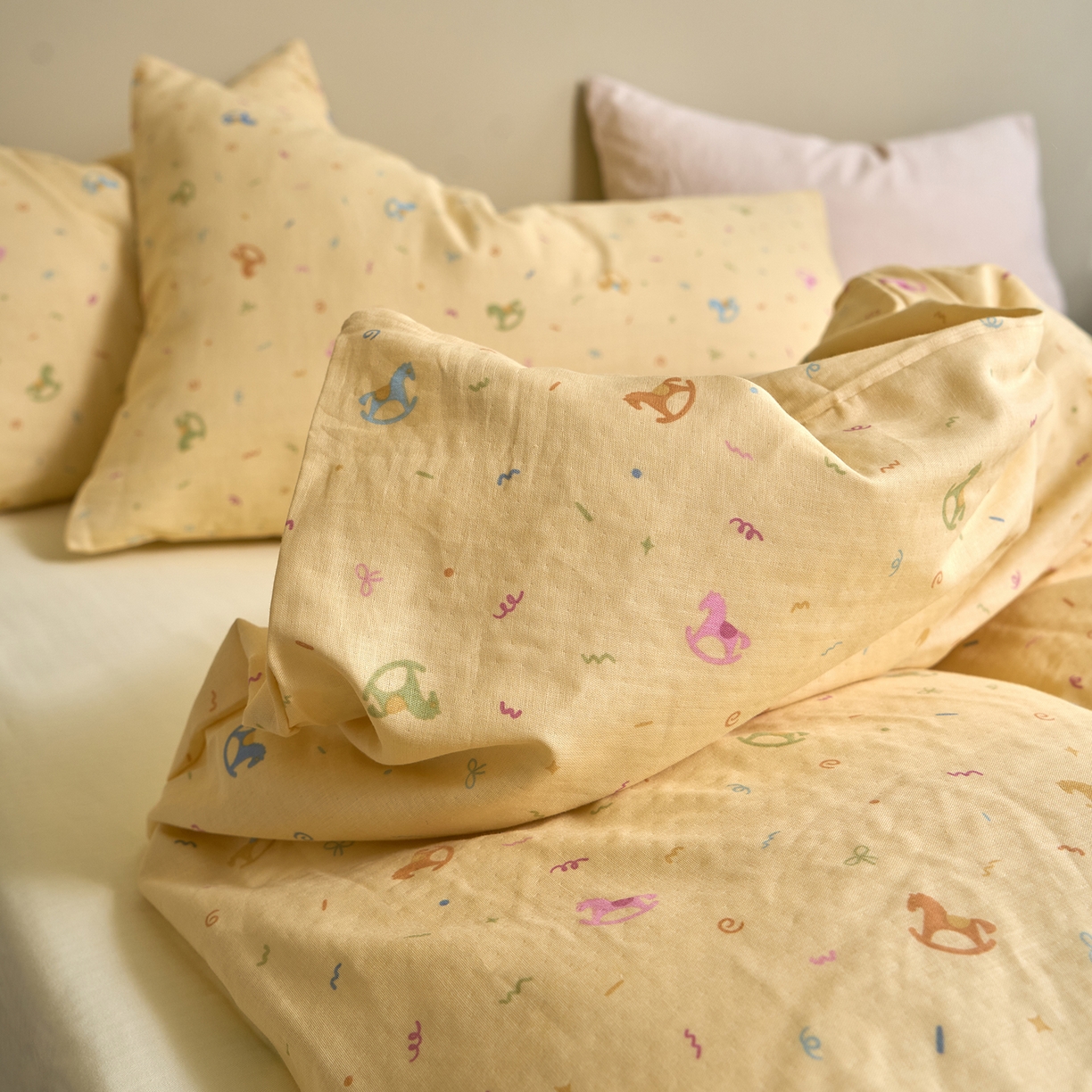 91家纺网 家纺一手货源 找家纺 洋铭区（原狠狠爱） 2026春季新款简约全棉 无边双层纱 四件套系列 魔法小马