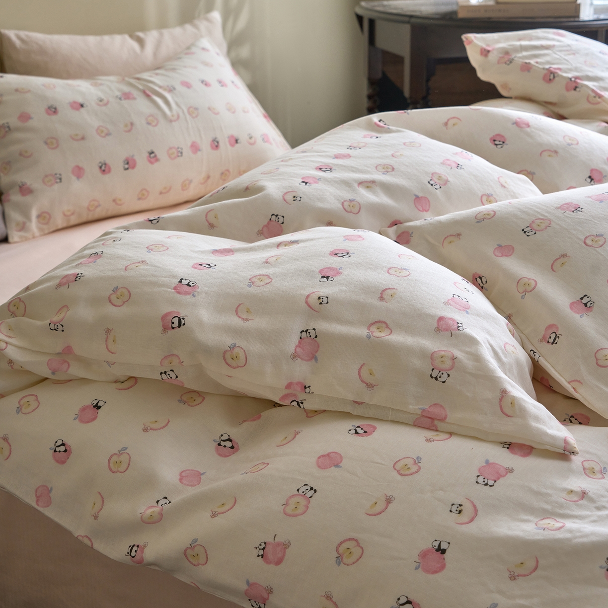 91家纺网 家纺一手货源 找家纺 洋铭区（原狠狠爱） 2026春季新款简约全棉 无边双层纱 四件套系列 苹果小熊猫