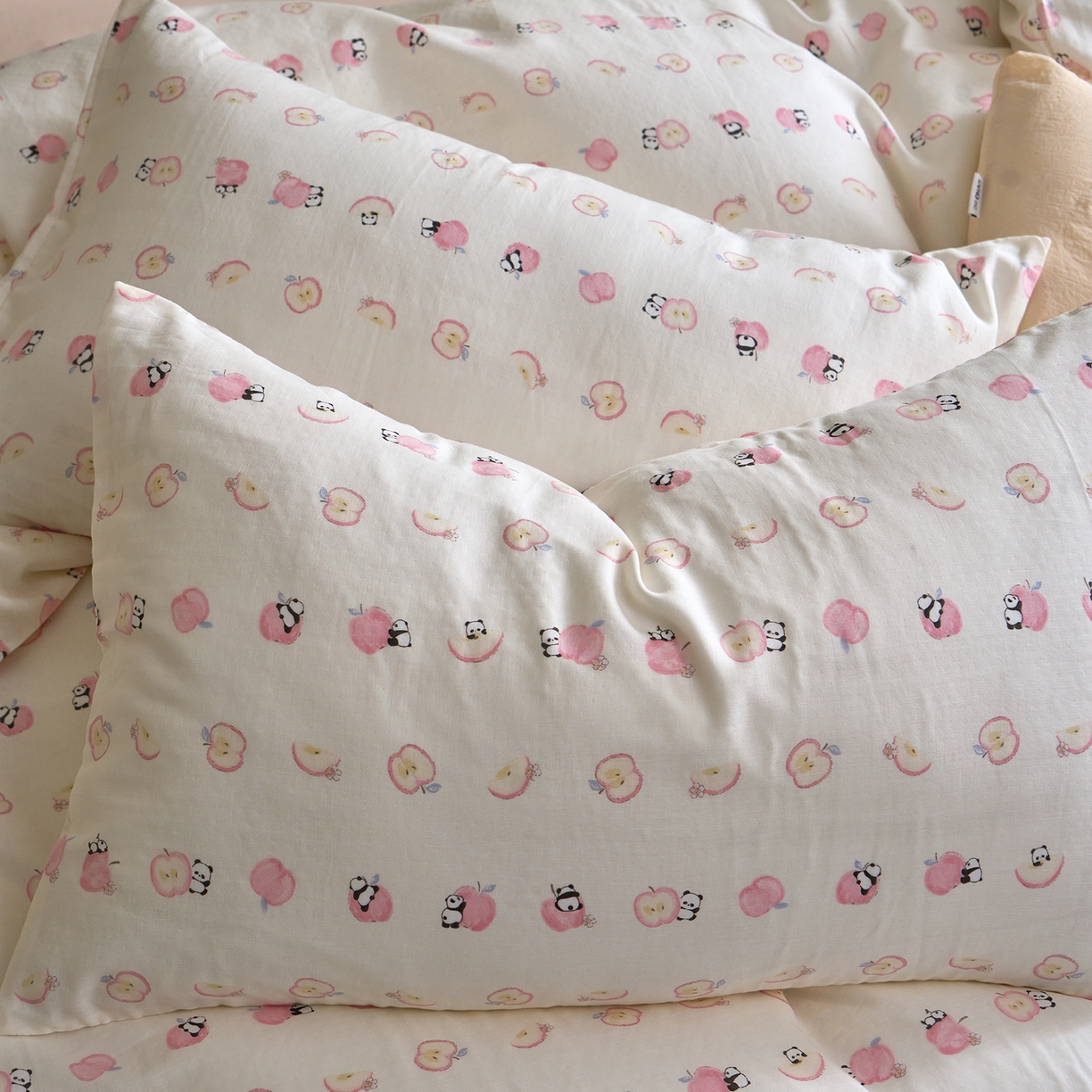 91家纺网 家纺一手货源 找家纺 洋铭区（原狠狠爱） 2026春季新款简约全棉 无边双层纱 四件套系列 苹果小熊猫