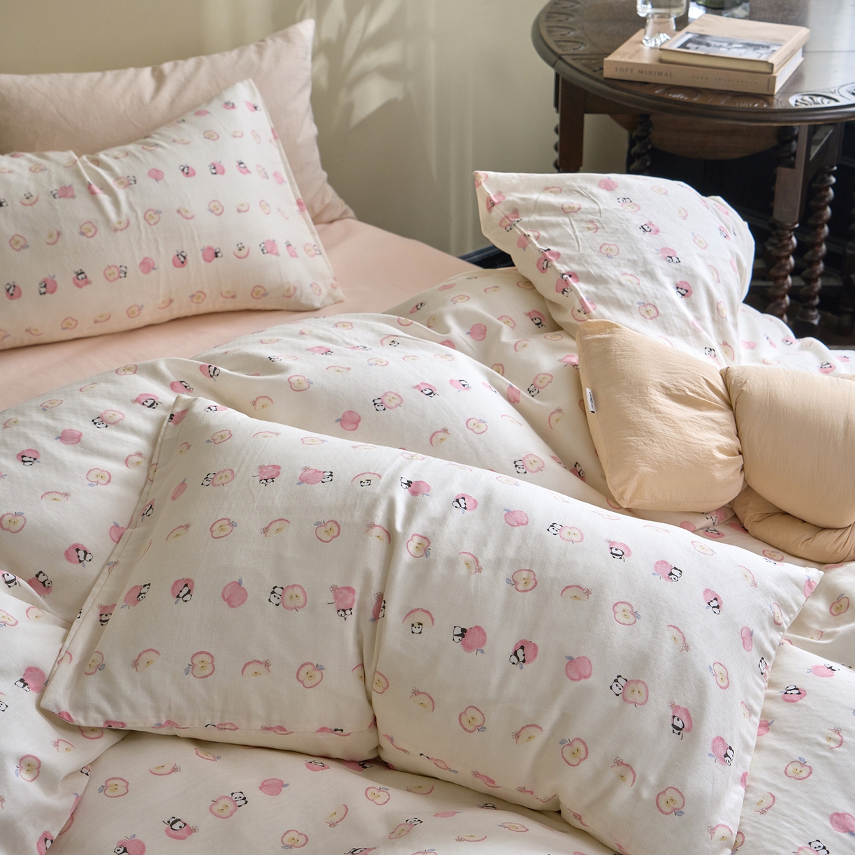 91家纺网 家纺一手货源 找家纺 洋铭区（原狠狠爱） 2026春季新款简约全棉 无边双层纱 四件套系列 苹果小熊猫