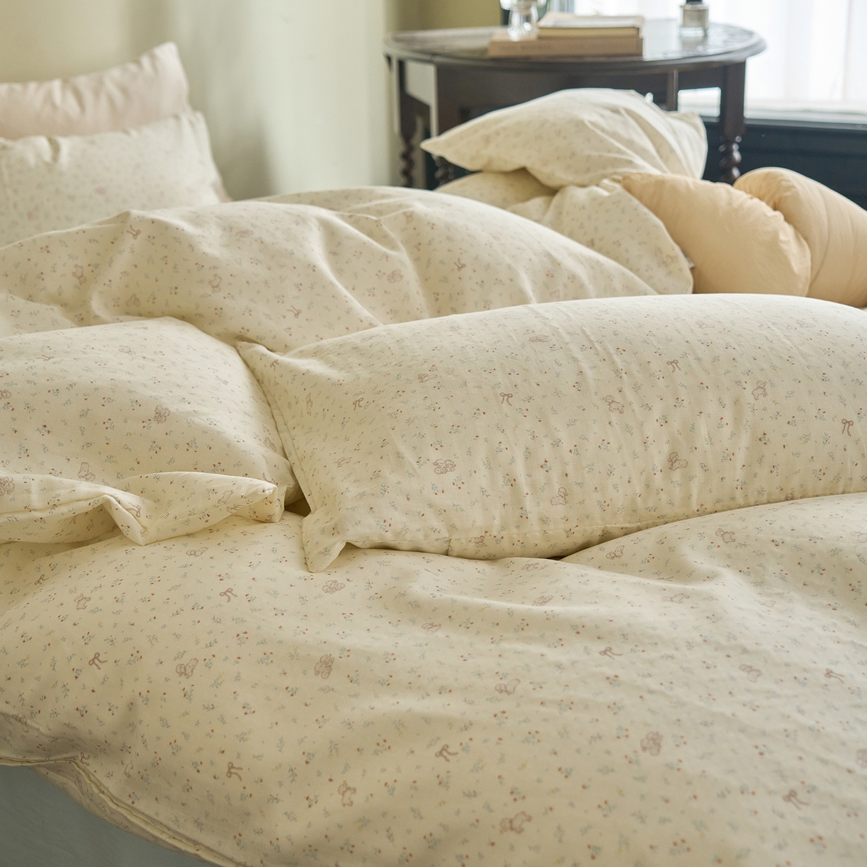 91家纺网 家纺一手货源 找家纺 洋铭区（原狠狠爱） 2026春季新款简约全棉 无边双层纱 四件套系列 碎花小萌狗