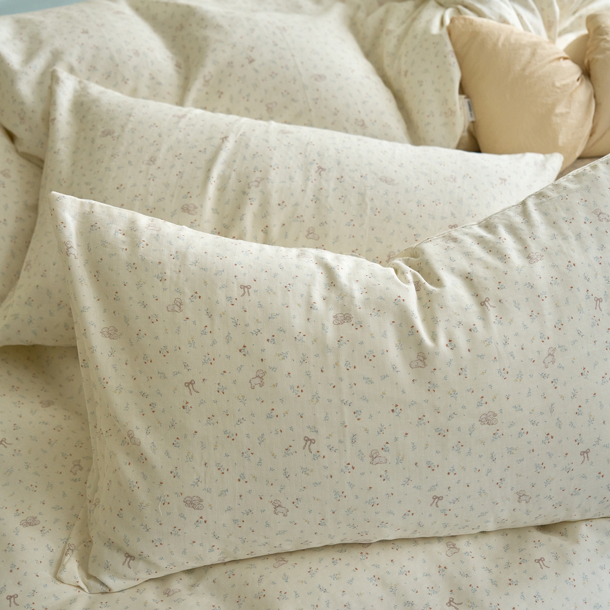 91家纺网 家纺一手货源 找家纺 洋铭区（原狠狠爱） 2026春季新款简约全棉 无边双层纱 四件套系列 碎花小萌狗