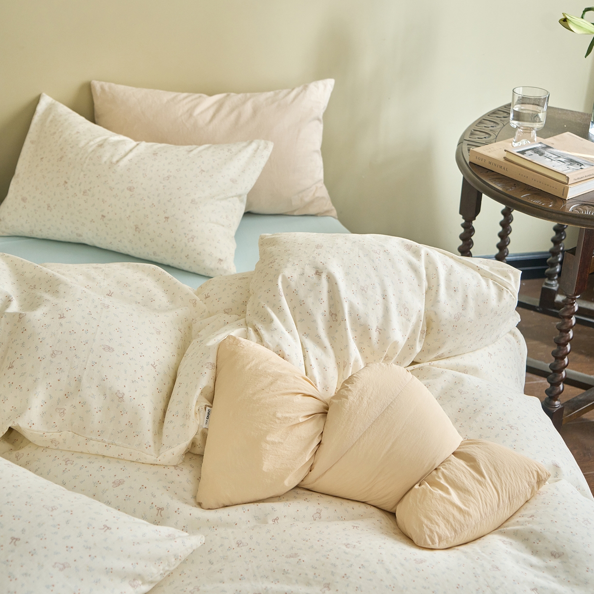 91家纺网 家纺一手货源 找家纺 洋铭区（原狠狠爱） 2026春季新款简约全棉 无边双层纱 四件套系列 碎花小萌狗