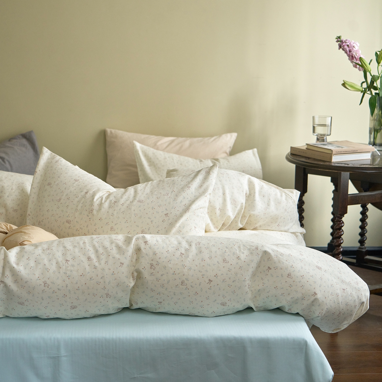 91家纺网 家纺一手货源 找家纺 洋铭区（原狠狠爱） 2026春季新款简约全棉 无边双层纱 四件套系列 碎花小萌狗