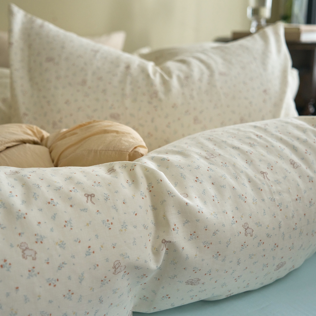 91家纺网 家纺一手货源 找家纺 洋铭区（原狠狠爱） 2026春季新款简约全棉 无边双层纱 四件套系列 碎花小萌狗