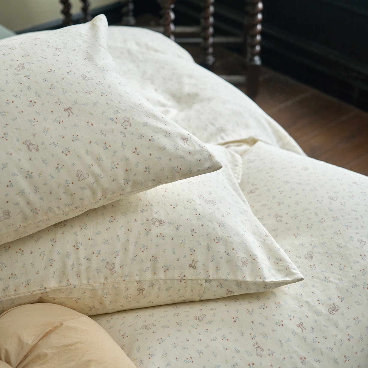 91家纺网 家纺一手货源 找家纺 洋铭区（原狠狠爱） 2026春季新款简约全棉 无边双层纱 四件套系列 碎花小萌狗