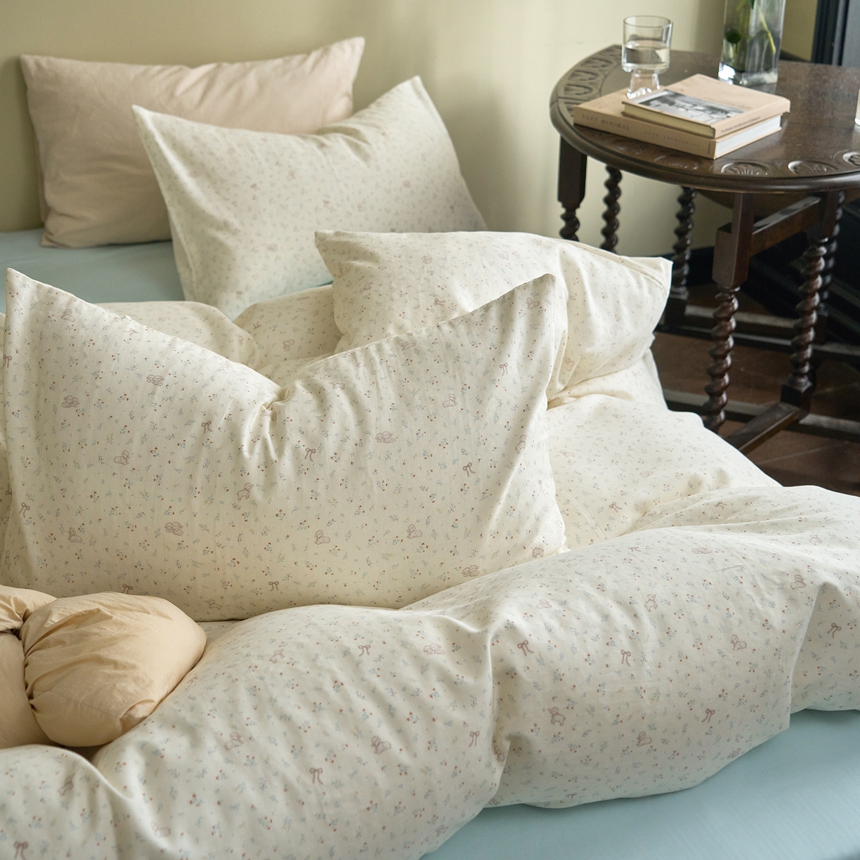 91家纺网 家纺一手货源 找家纺 洋铭区（原狠狠爱） 2026春季新款简约全棉 无边双层纱 四件套系列 碎花小萌狗