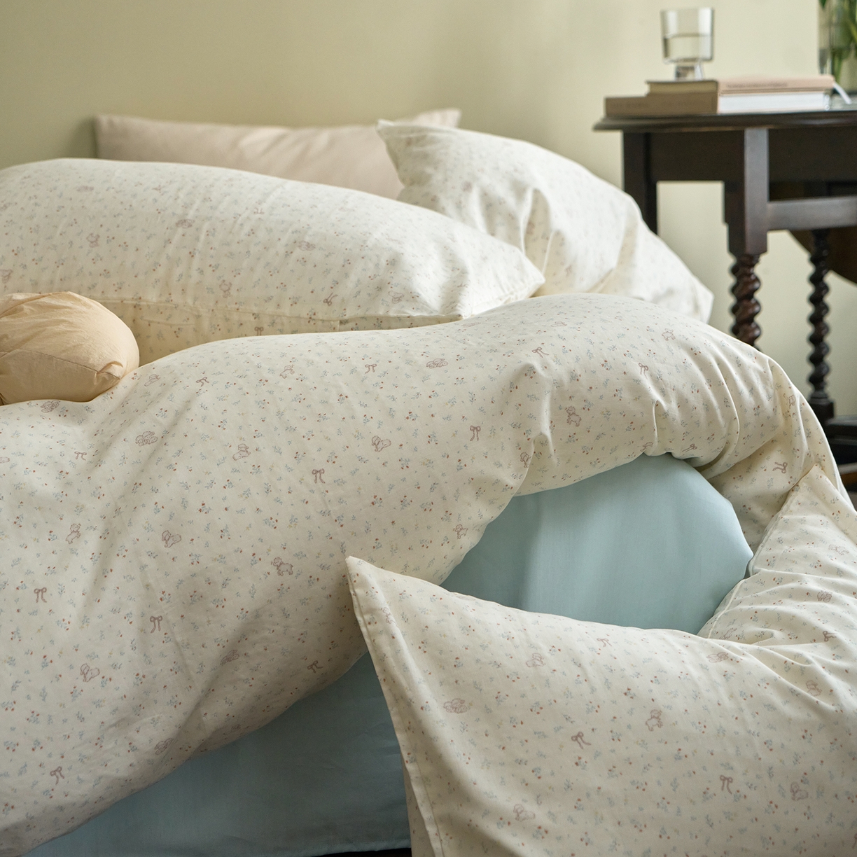 91家纺网 家纺一手货源 找家纺 洋铭区（原狠狠爱） 2026春季新款简约全棉 无边双层纱 四件套系列 碎花小萌狗