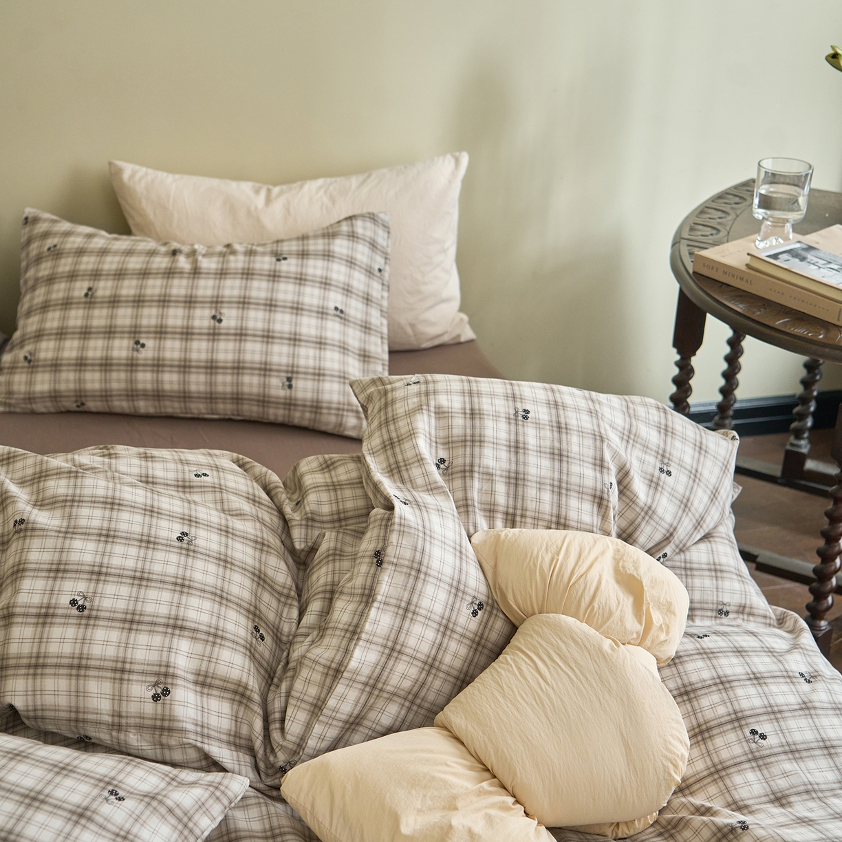 91家纺网 家纺一手货源 找家纺 洋铭区（原狠狠爱） 2026春季新款简约全棉 无边双层纱 四件套系列 小果咖格