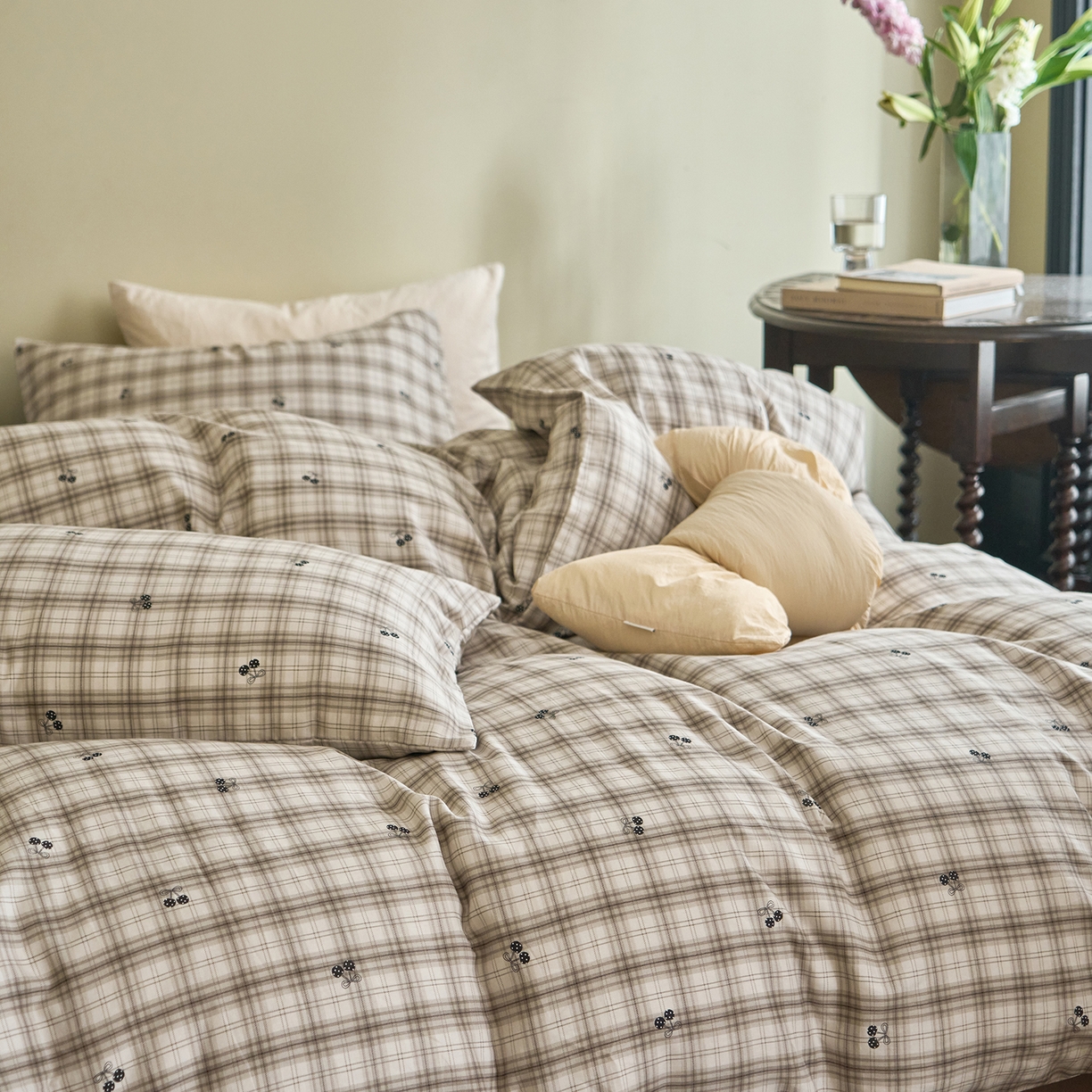 91家纺网 家纺一手货源 找家纺 洋铭区（原狠狠爱） 2026春季新款简约全棉 无边双层纱 四件套系列 小果咖格