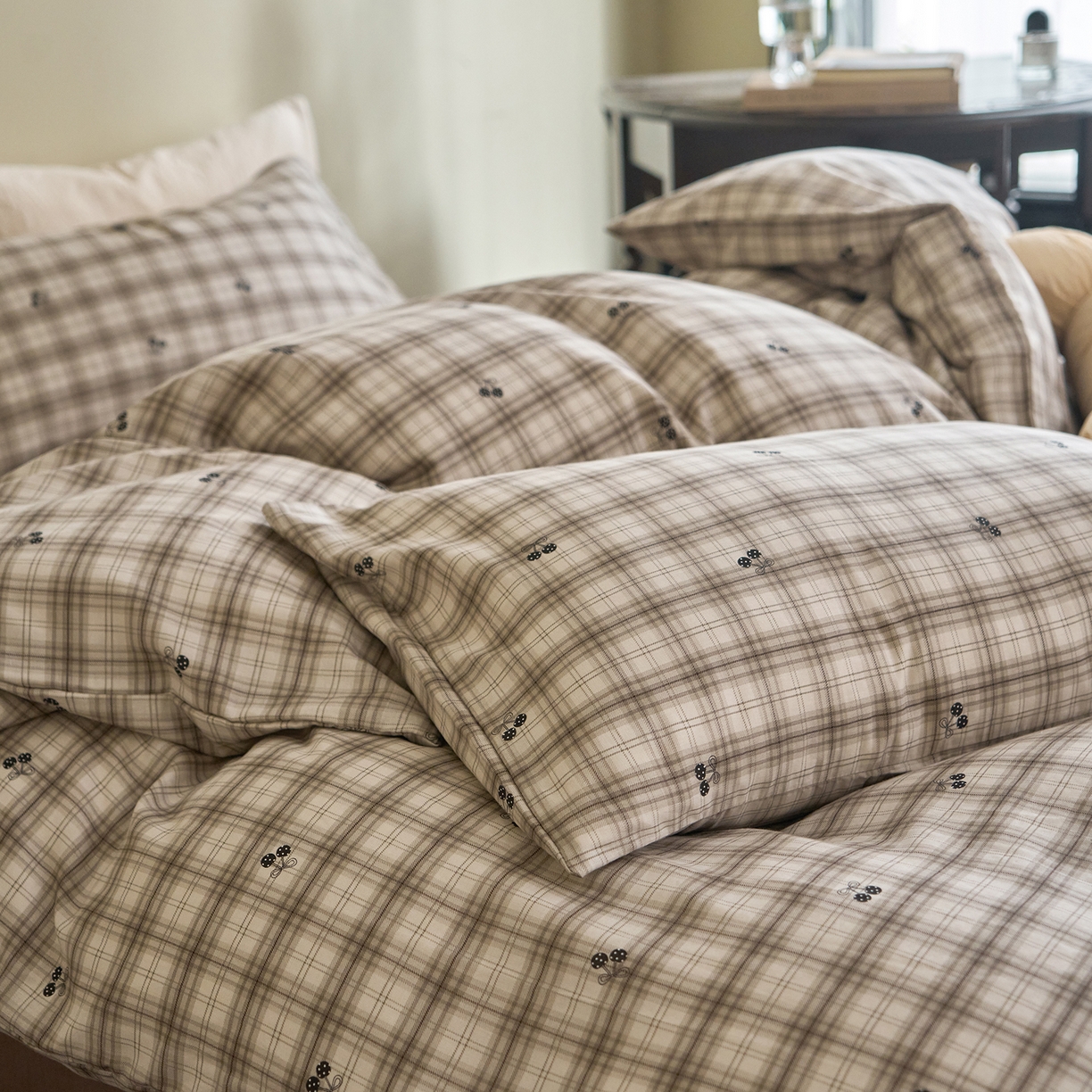 91家纺网 家纺一手货源 找家纺 洋铭区（原狠狠爱） 2026春季新款简约全棉 无边双层纱 四件套系列 小果咖格