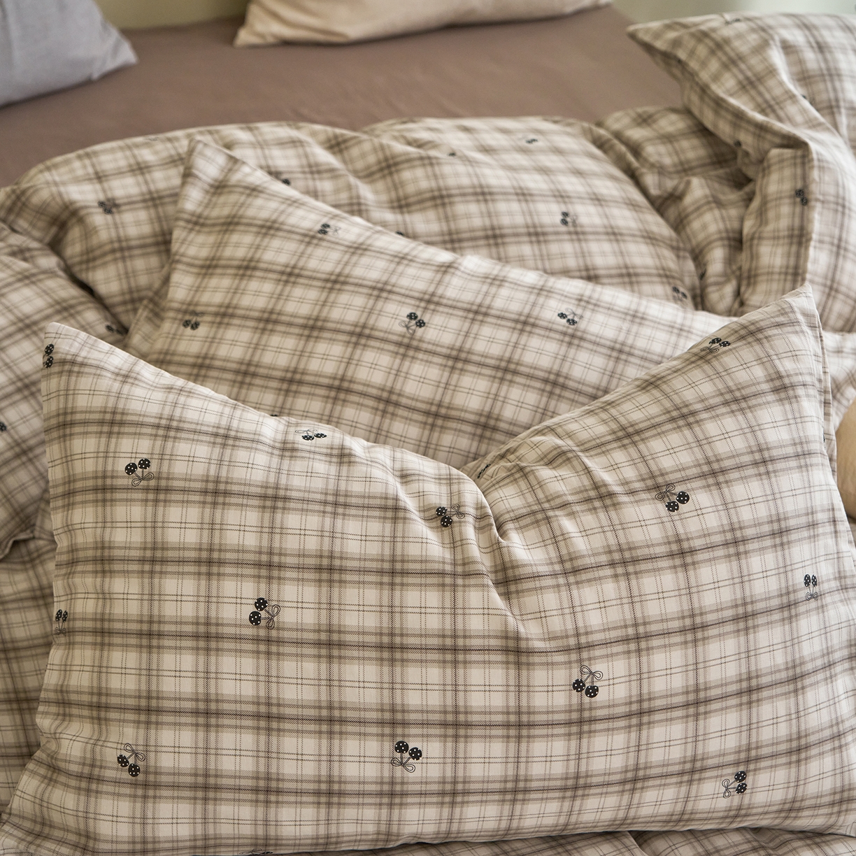 91家纺网 家纺一手货源 找家纺 洋铭区（原狠狠爱） 2026春季新款简约全棉 无边双层纱 四件套系列 小果咖格