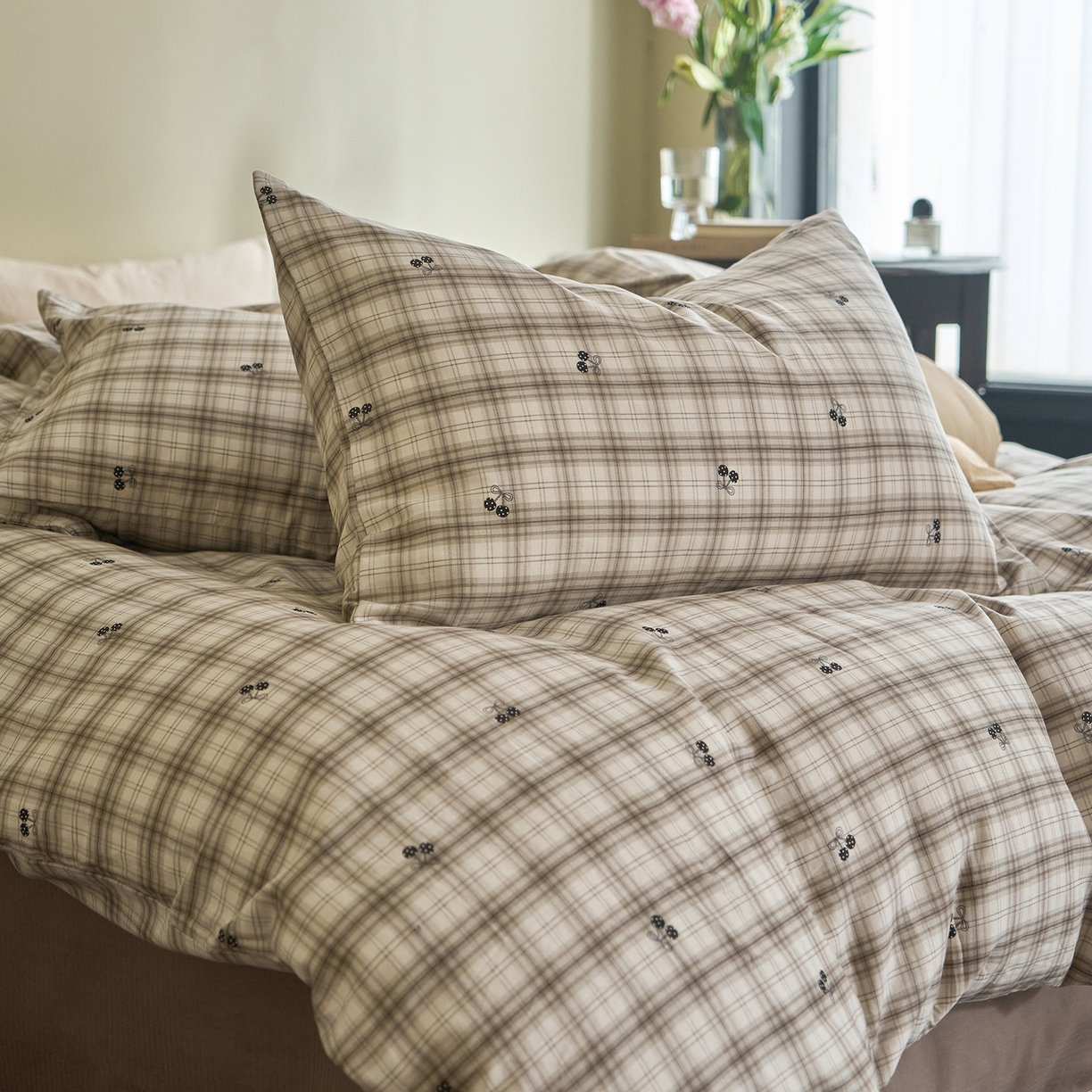 91家纺网 家纺一手货源 找家纺 洋铭区（原狠狠爱） 2026春季新款简约全棉 无边双层纱 四件套系列 小果咖格