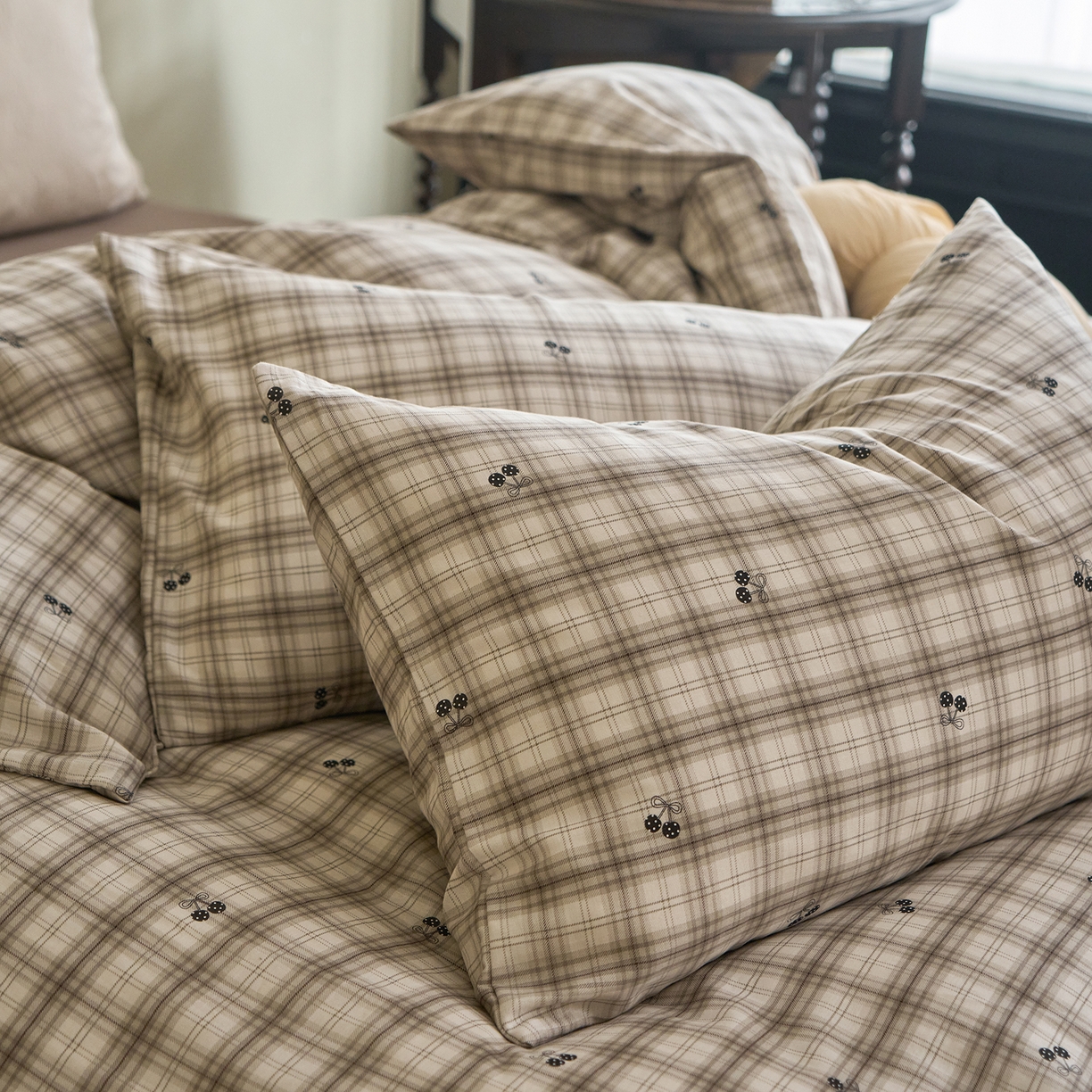 91家纺网 家纺一手货源 找家纺 洋铭区（原狠狠爱） 2026春季新款简约全棉 无边双层纱 四件套系列 小果咖格