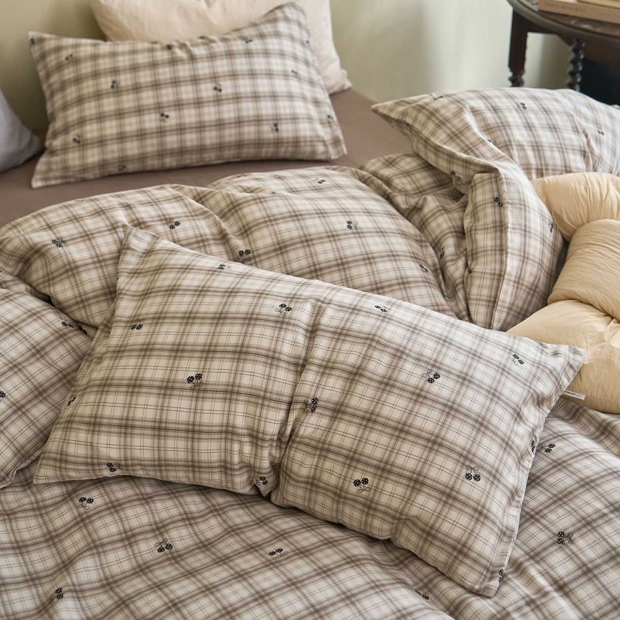 91家纺网 家纺一手货源 找家纺 洋铭区（原狠狠爱） 2026春季新款简约全棉 无边双层纱 四件套系列 小果咖格