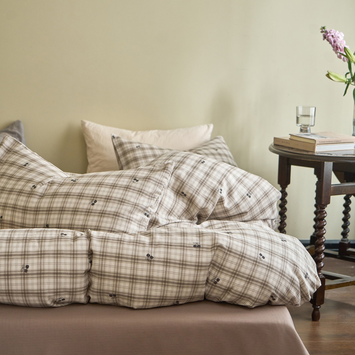 91家纺网 家纺一手货源 找家纺 洋铭区（原狠狠爱） 2026春季新款简约全棉 无边双层纱 四件套系列 小果咖格