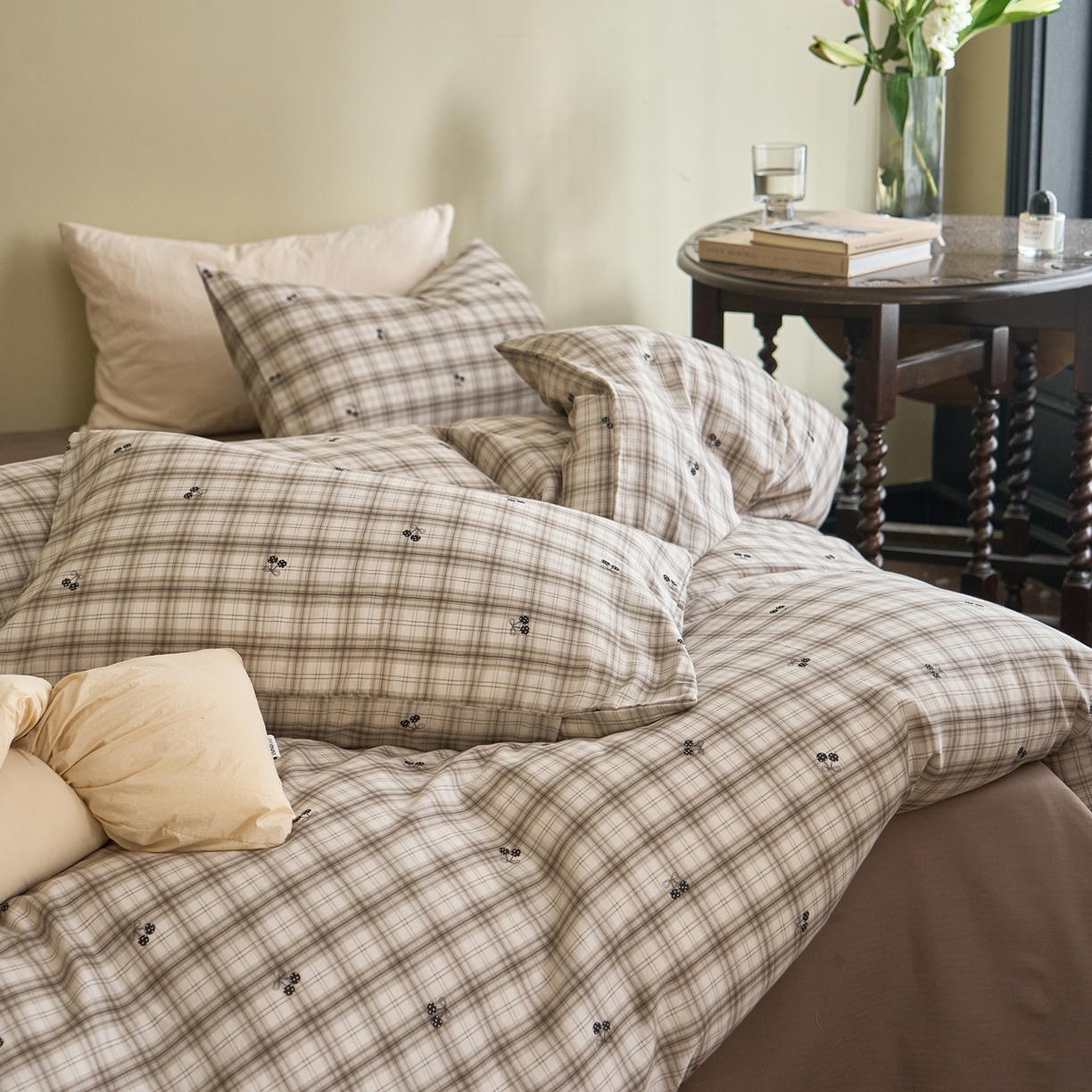 91家纺网 家纺一手货源 找家纺 洋铭区（原狠狠爱） 2026春季新款简约全棉 无边双层纱 四件套系列 小果咖格