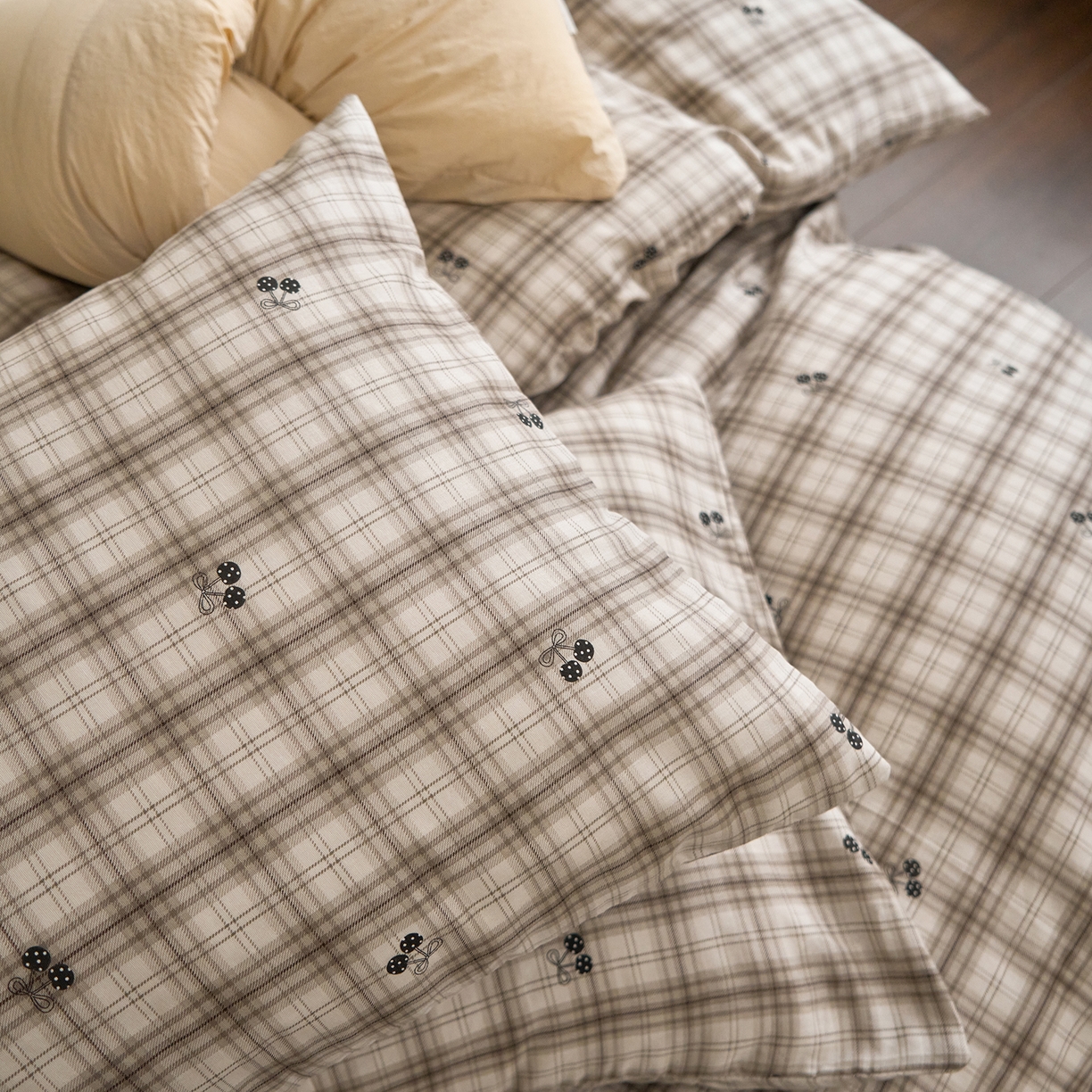 91家纺网 家纺一手货源 找家纺 洋铭区（原狠狠爱） 2026春季新款简约全棉 无边双层纱 四件套系列 小果咖格