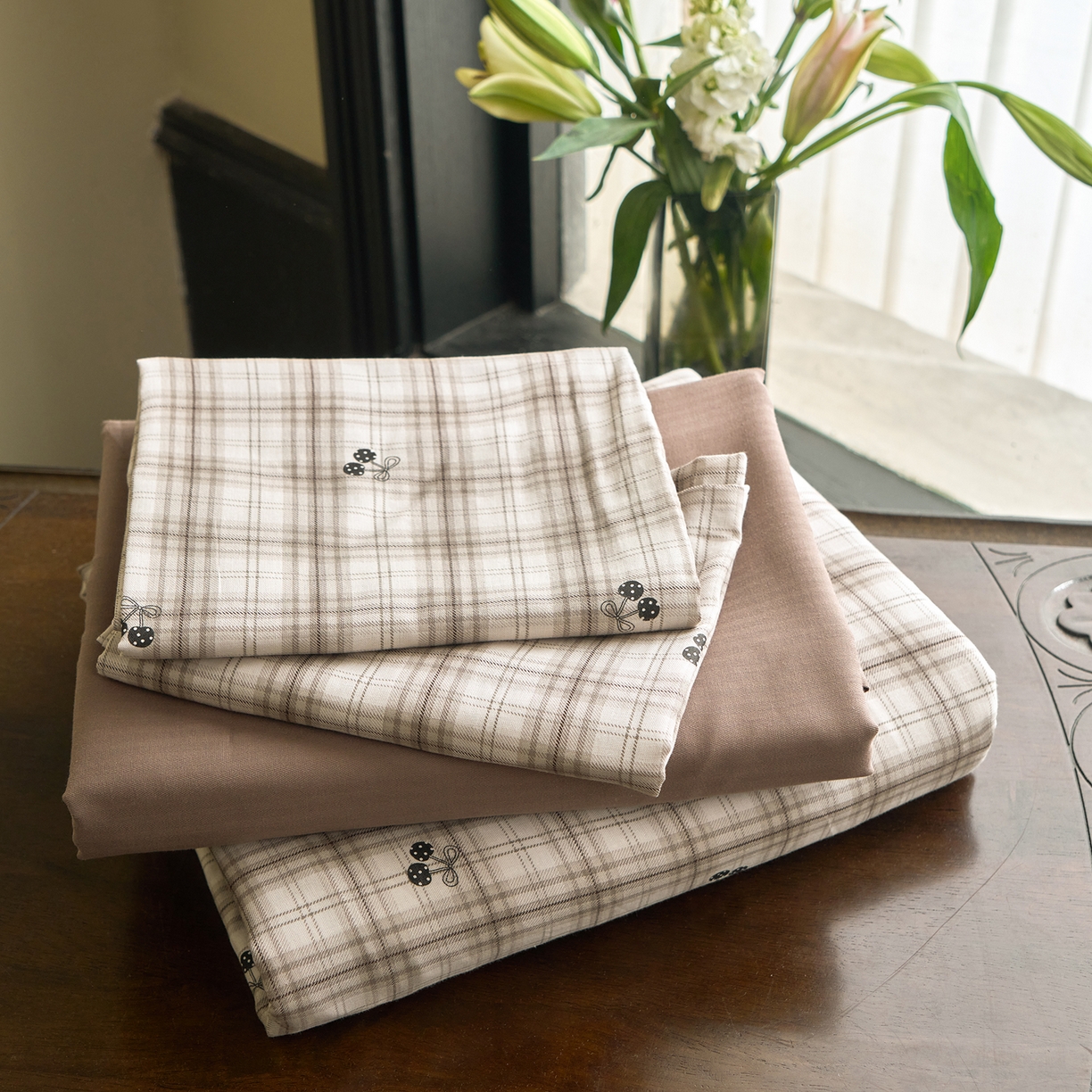 91家纺网 家纺一手货源 找家纺 洋铭区（原狠狠爱） 2026春季新款简约全棉 无边双层纱 四件套系列 小果咖格