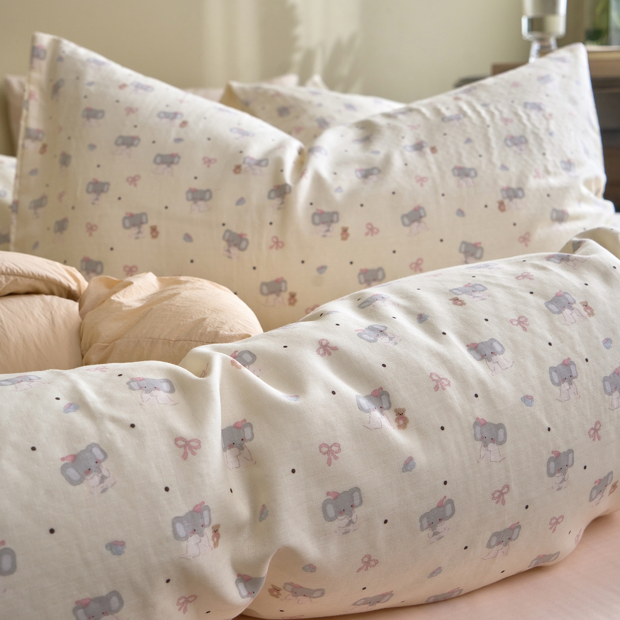 91家纺网 家纺一手货源 找家纺 洋铭区（原狠狠爱） 2026春季新款简约全棉 无边双层纱 四件套系列 小象蝴蝶结