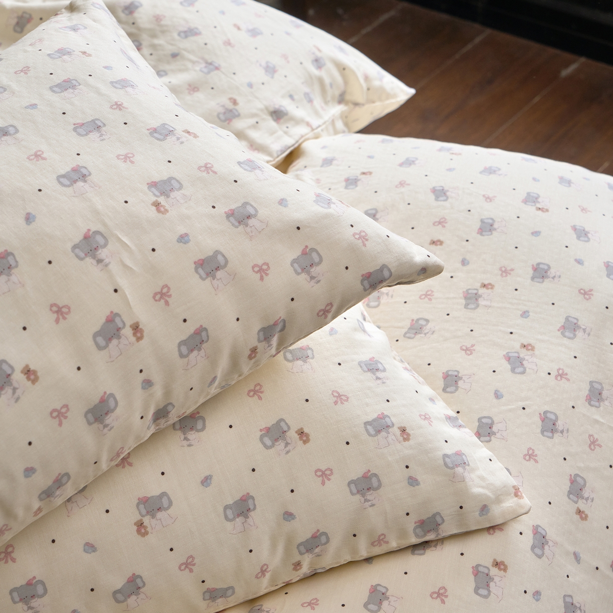 91家纺网 家纺一手货源 找家纺 洋铭区（原狠狠爱） 2026春季新款简约全棉 无边双层纱 四件套系列 小象蝴蝶结