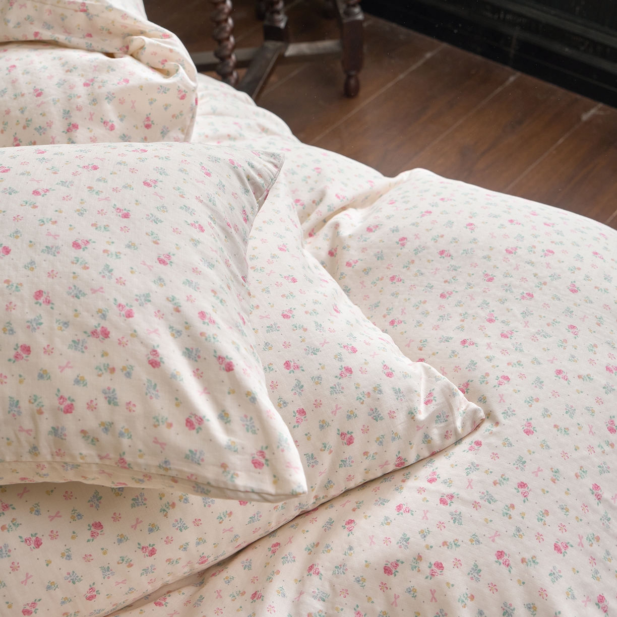 91家纺网 家纺一手货源 找家纺 洋铭区（原狠狠爱） 2026春季新款简约全棉 无边双层纱 四件套系列 烟花粉