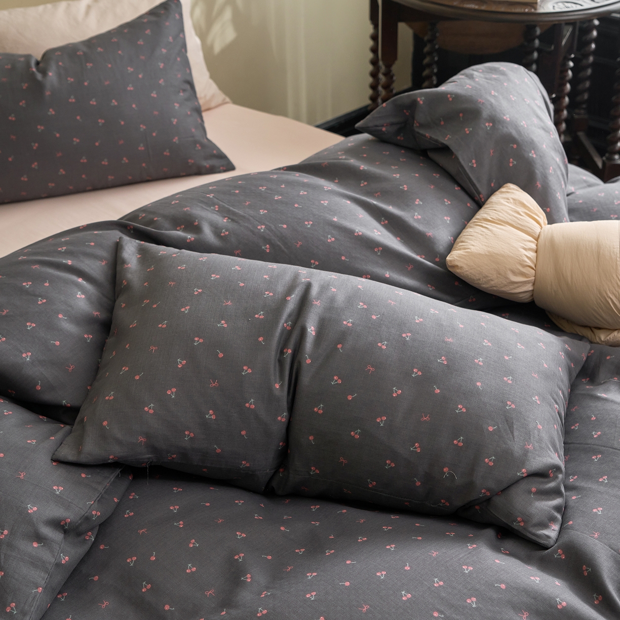 91家纺网 家纺一手货源 找家纺 洋铭区（原狠狠爱） 2026春季新款简约全棉 无边双层纱 四件套系列 圆圆樱桃