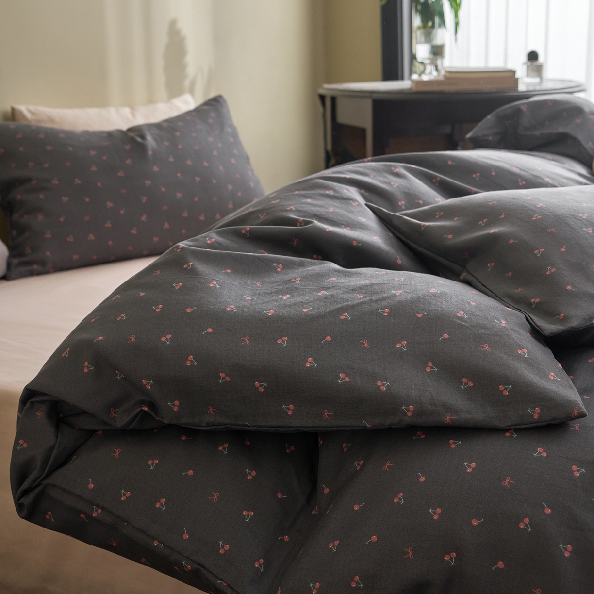 91家纺网 家纺一手货源 找家纺 洋铭区（原狠狠爱） 2026春季新款简约全棉 无边双层纱 四件套系列 圆圆樱桃