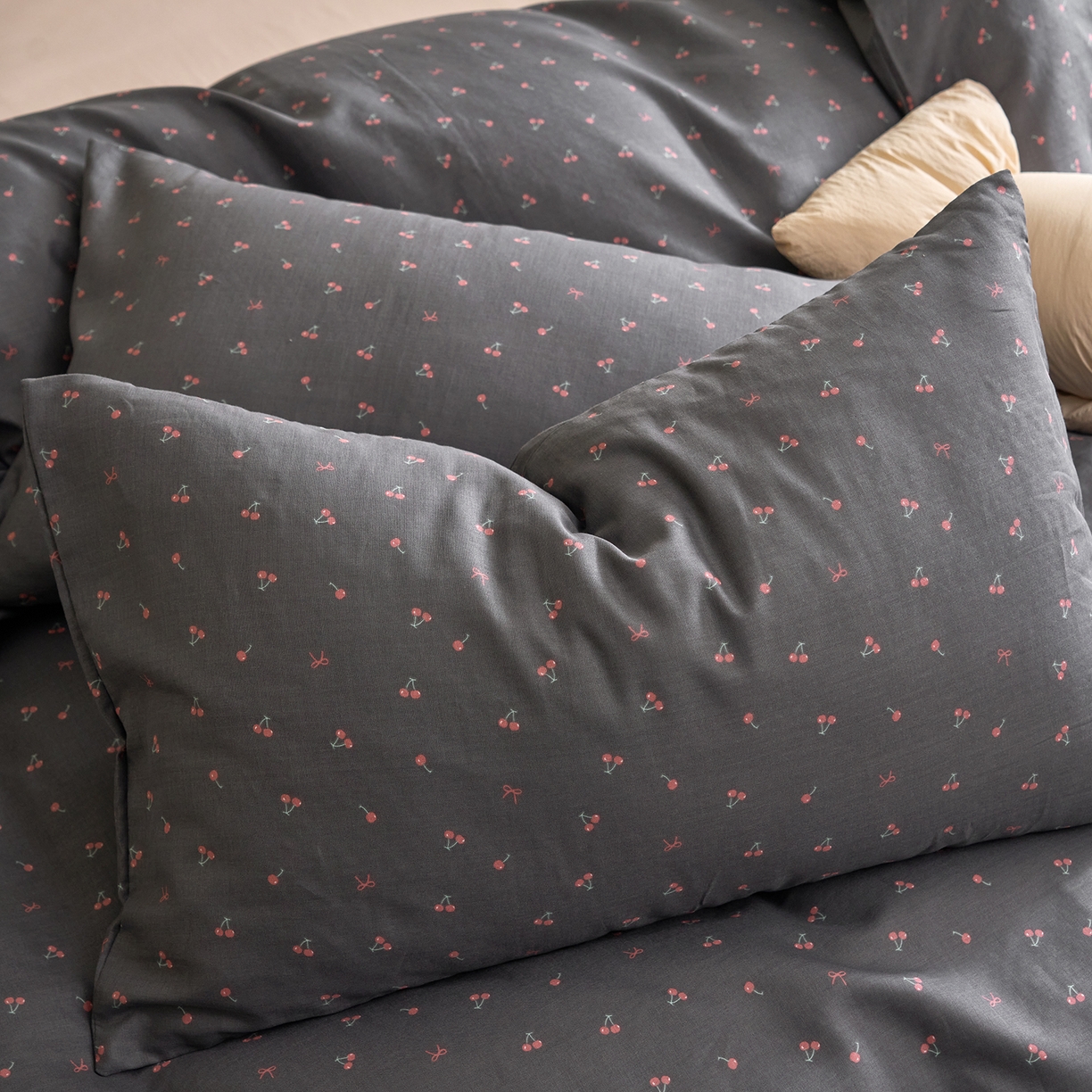 91家纺网 家纺一手货源 找家纺 洋铭区（原狠狠爱） 2026春季新款简约全棉 无边双层纱 四件套系列 圆圆樱桃