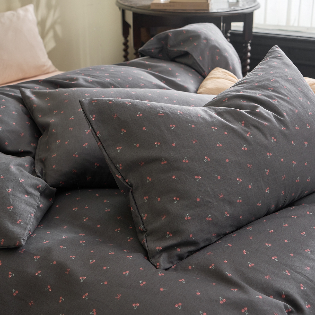 91家纺网 家纺一手货源 找家纺 洋铭区（原狠狠爱） 2026春季新款简约全棉 无边双层纱 四件套系列 圆圆樱桃