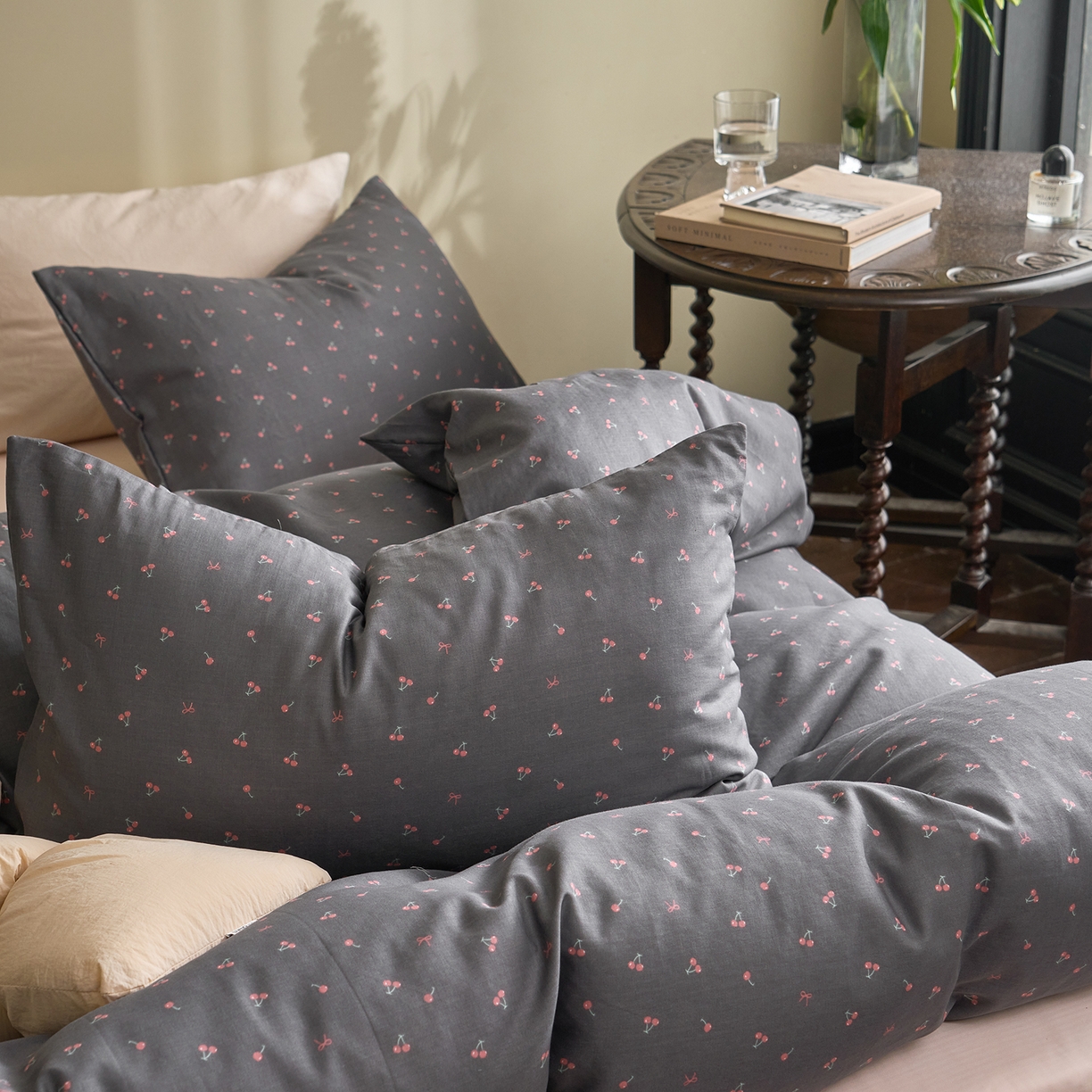 91家纺网 家纺一手货源 找家纺 洋铭区（原狠狠爱） 2026春季新款简约全棉 无边双层纱 四件套系列 圆圆樱桃